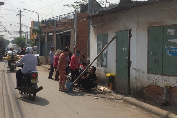 Con gái ngã quỵ thấy mẹ nằm chết trong phòng trọ khóa trái