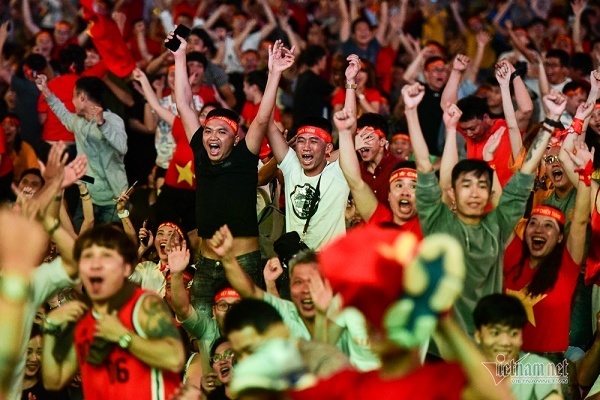 Bất ngờ cấm đường vào trung tâm Sài Gòn, cổ vũ Việt Nam đấu Thái Lan