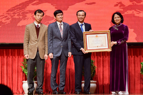 UB Nhà nước về người VN ở nước ngoài nhận huân chương Độc lập hạng nhất
