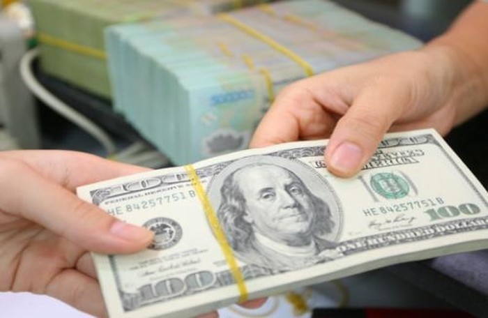 Mua bán 100 ngàn USD bị phạt 100 triệu đồng