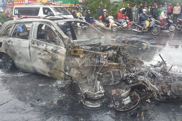 Nghe VietNamNet: Ô tô và 3 xe máy cháy rực trên đường Lê Văn Lương, 1 người chết