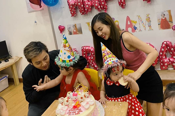 Vợ chồng Hoài Lâm lần đầu công khai 2 con gái xinh xắn