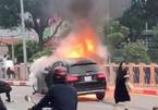 Xe Mercedes cháy rực ở Lê Văn Lương, tài xế là phụ nữ