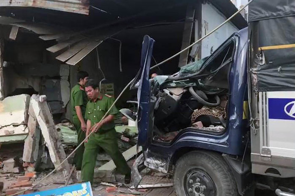 Xe tải lao vào hàng phở, nữ chủ quán chết thảm