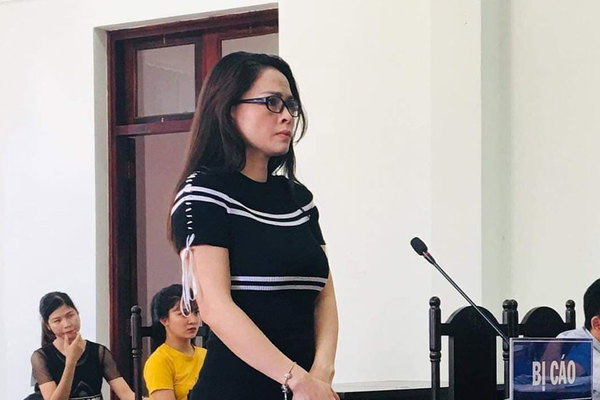 Cạo đầu, xén lông mày nhân viên vì nghi ‘mèo mỡ’ với chồng hờ