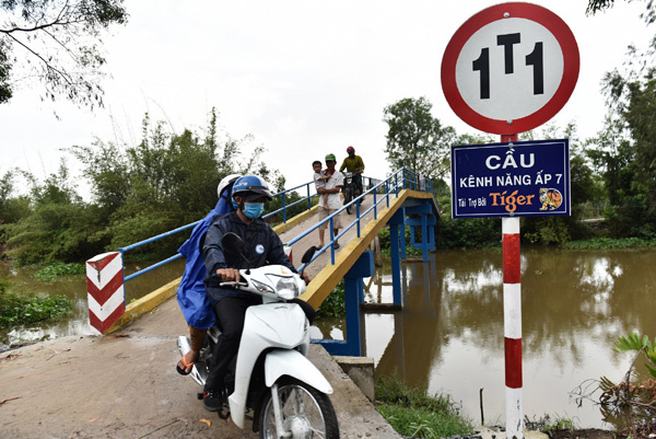 Ý tưởng xây cầu từ nắp chai cũ thành hiện thực