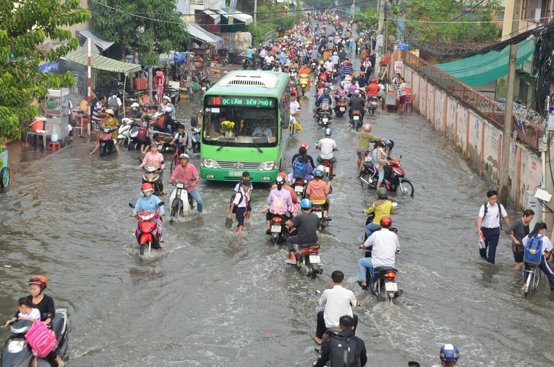 HCM City struggles to deal with floods