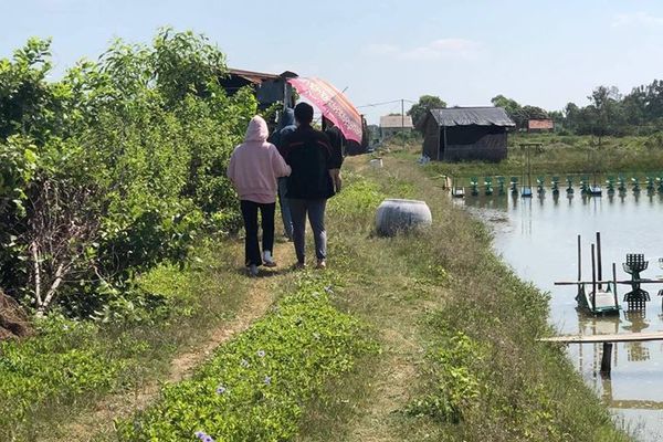 Ngày 20/11, học trò đi 45 km thăm mộ thầy chủ nhiệm vừa qua đời