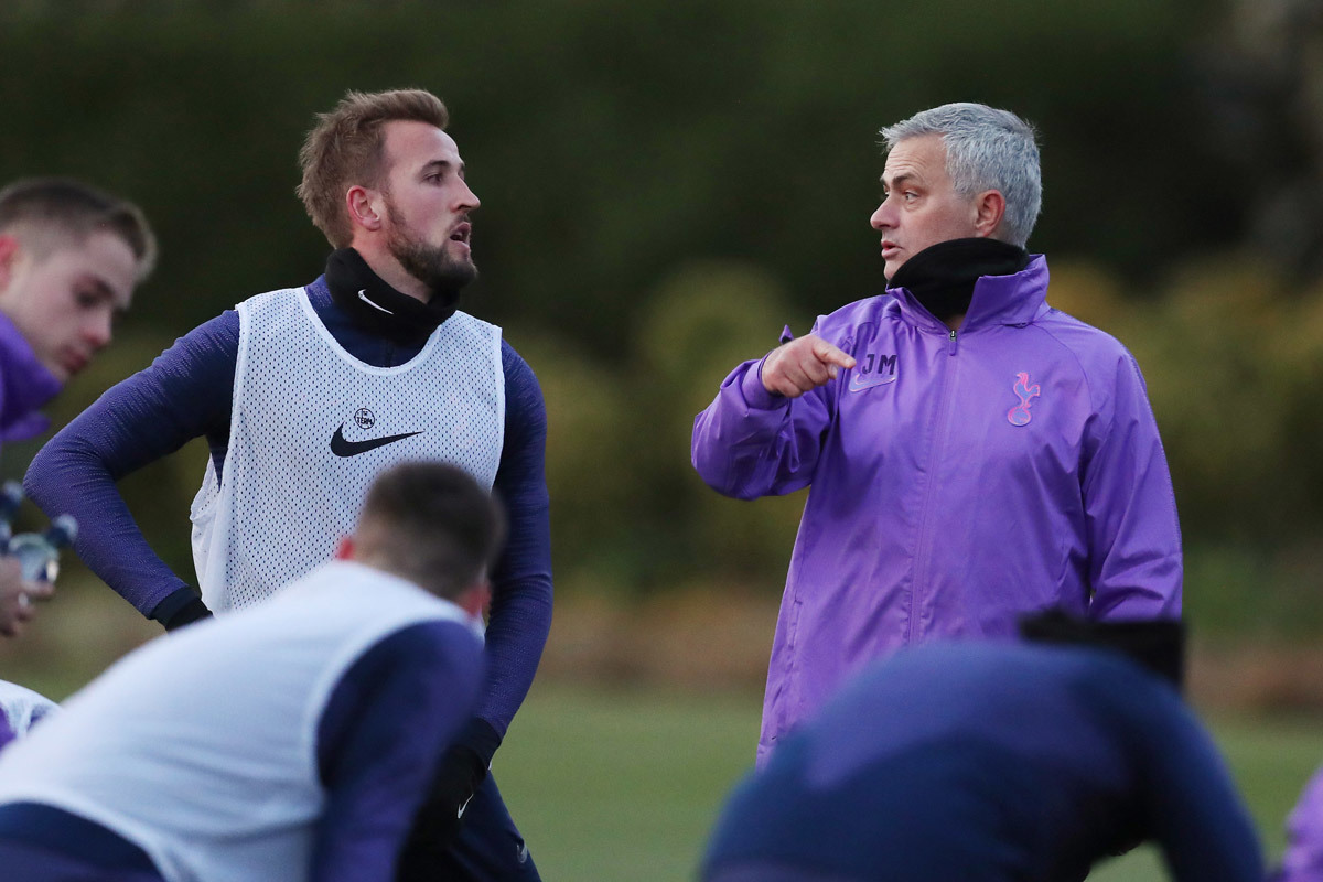 Mourinho dẫn Tottenham, cái bắt tay vì đồng tiền