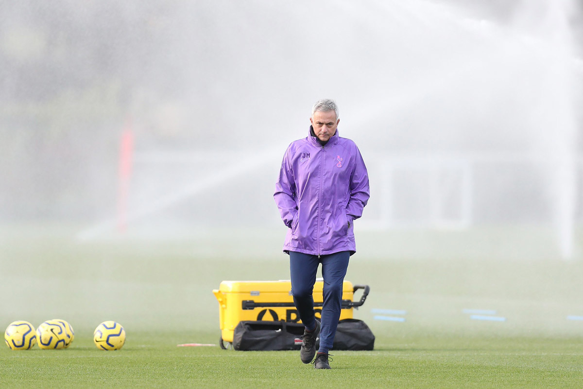 Mourinho dẫn Tottenham, cái bắt tay vì đồng tiền