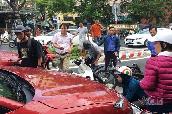 Xế hộp tông loạt xe máy dừng đèn đỏ ở Đà Nẵng, 2 người bị thương
