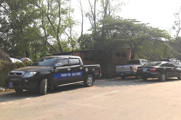 Thanh tra giao thông Bình Dương đi xe biển xanh vào quán nhậu