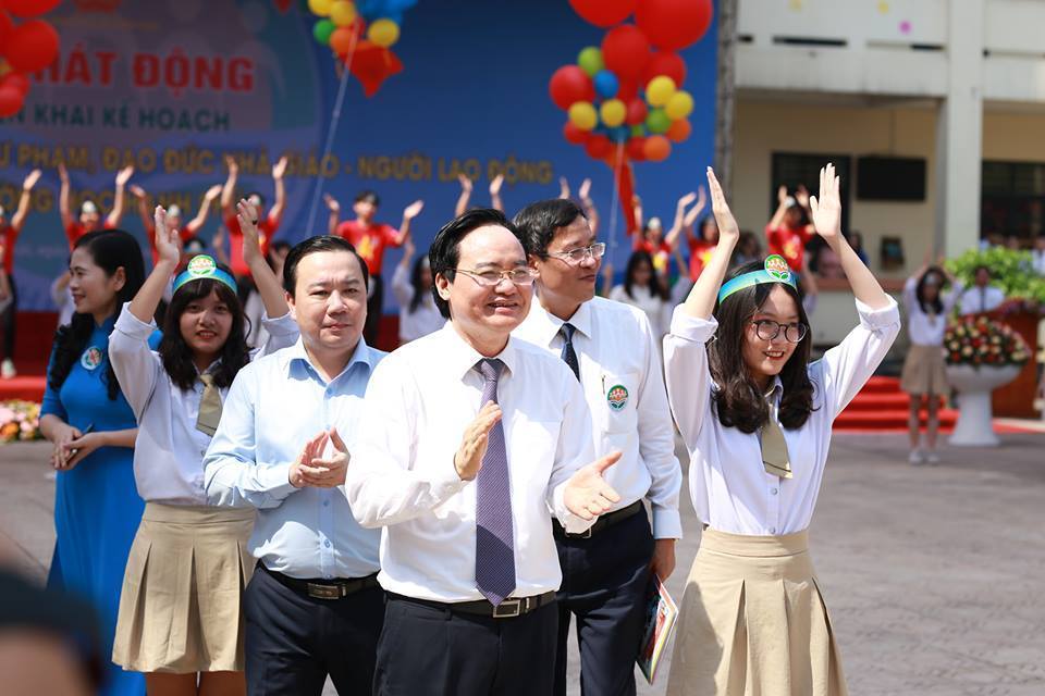 Bộ trưởng Phùng Xuân Nhạ nhảy flashmob cùng  học sinh