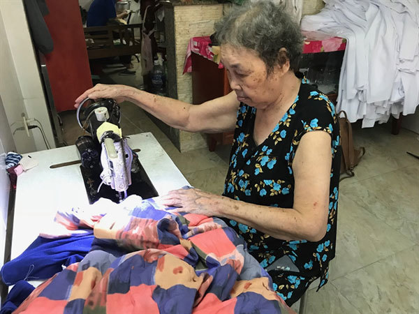 77-year-old continues to look out for disadvantaged, makes blankets for them
