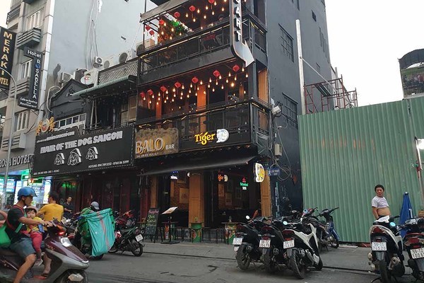 Thanh niên ngáo đá cầm dao 'quậy tưng' phố Tây Sài Gòn