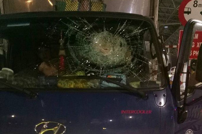 4 thanh niên dùng đá ném vỡ kính ô tô trên cao tốc Hạ Long - Vân Đồn