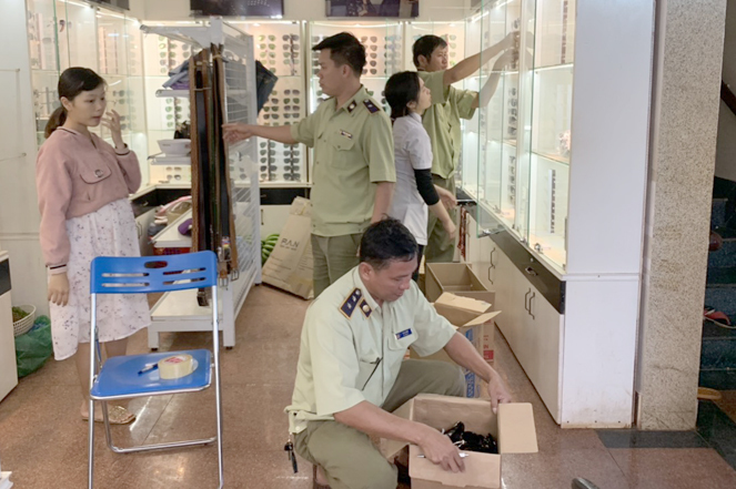 Tạm giữ lô kính mắt không rõ nguồn gốc