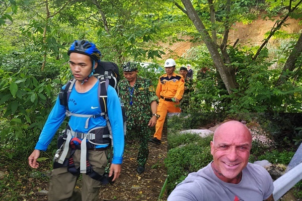 Du khách Canada để lại thư tuyệt mệnh muốn chết ở bán đảo Sơn Trà