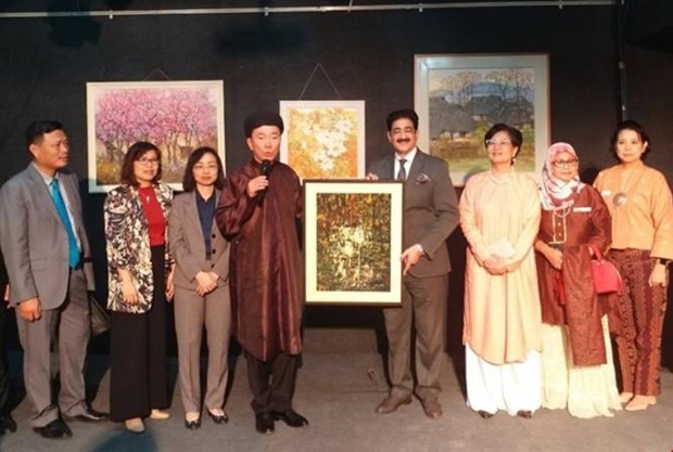 Exhibition on Vietnamese paintings opens in India