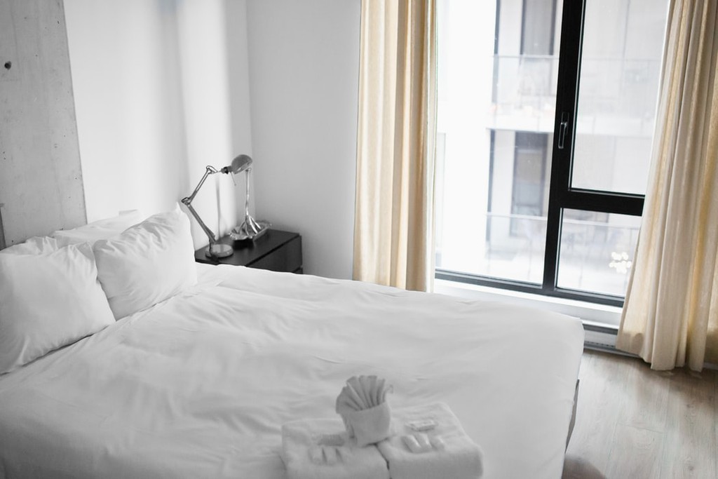 Vì sao đa số ga trải giường trong khách sạn có màu trắng?