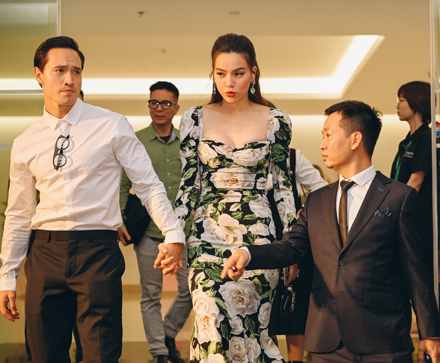 Hồ Ngọc Hà sóng đôi cùng Kim Lý ngồi xem Lệ Quyên diễn thời trang