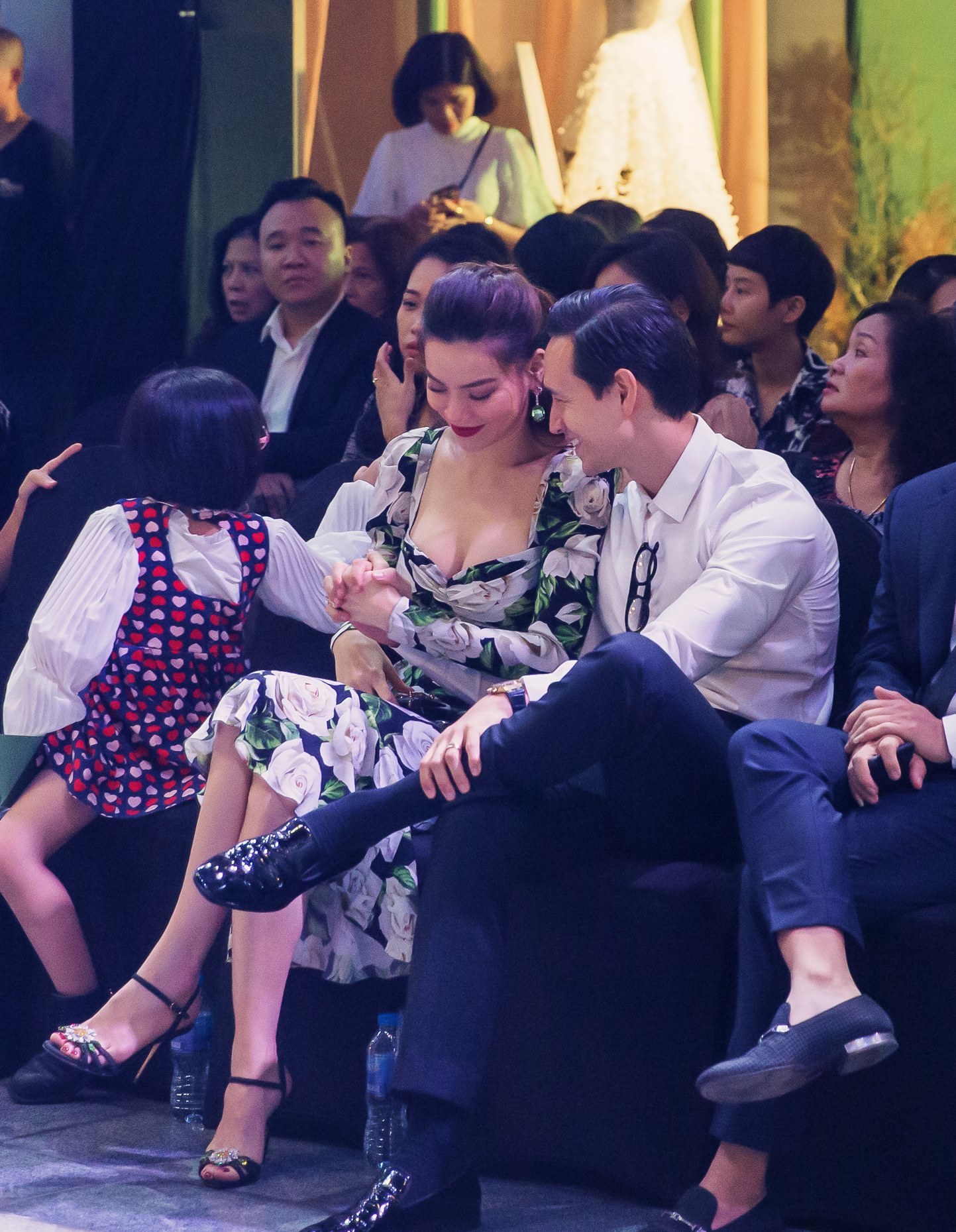 Hồ Ngọc Hà sóng đôi cùng Kim Lý ngồi xem Lệ Quyên diễn thời trang