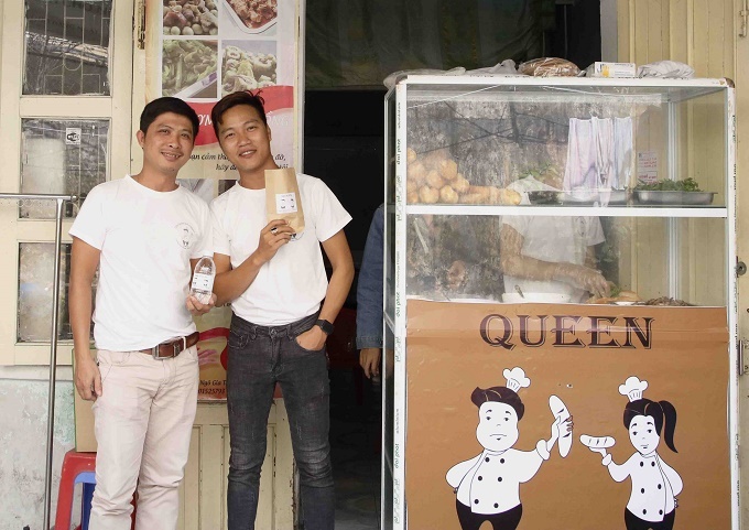 HoaVlog - Ông chủ 27 tuổi mở quán bánh 0 đồng, nhận 200 nụ cười mỗi ngày
