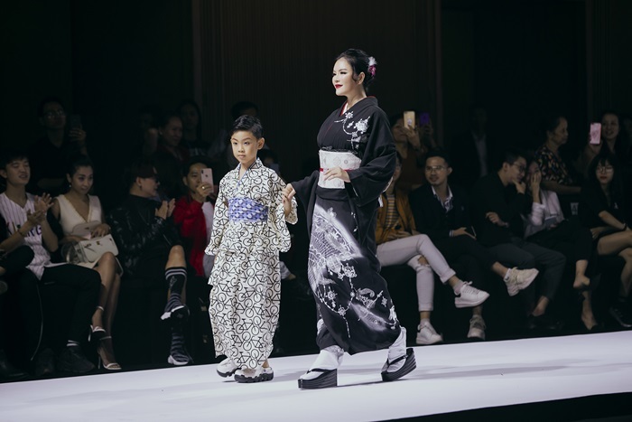 Lý Nhã Kỳ catwalk với kimono