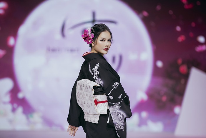 Lý Nhã Kỳ catwalk với kimono