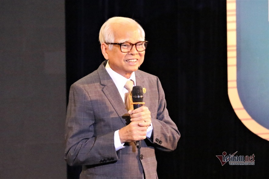 “Khi lúc nào cũng bức xúc chuyện trường lớp, đầu tôi bạc đi rất nhanh”