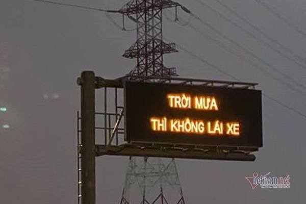 Xin lỗi sự cố dòng chữ 'trời mưa thì không lái xe' trên cao tốc