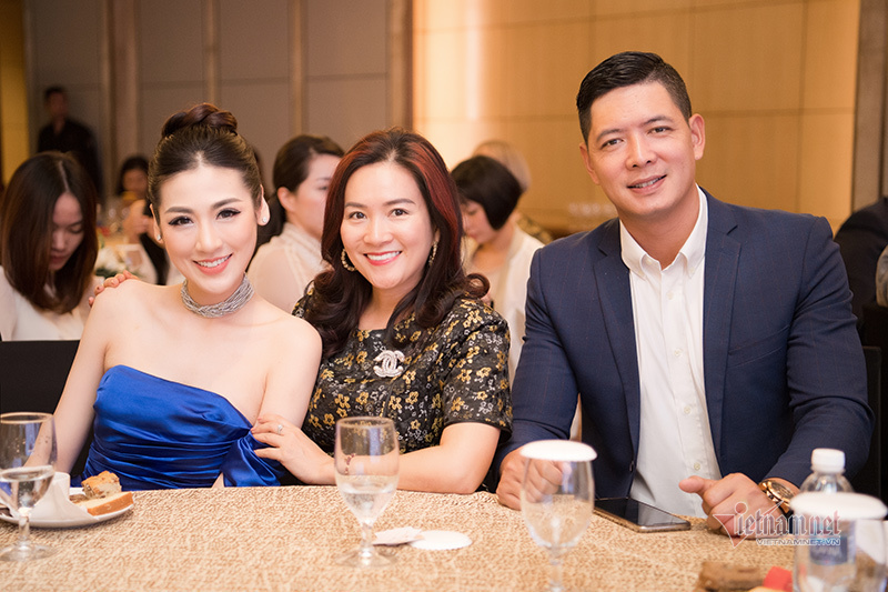 Dương Tú Anh gợi cảm bên vợ chồng siêu mẫu Bình Minh