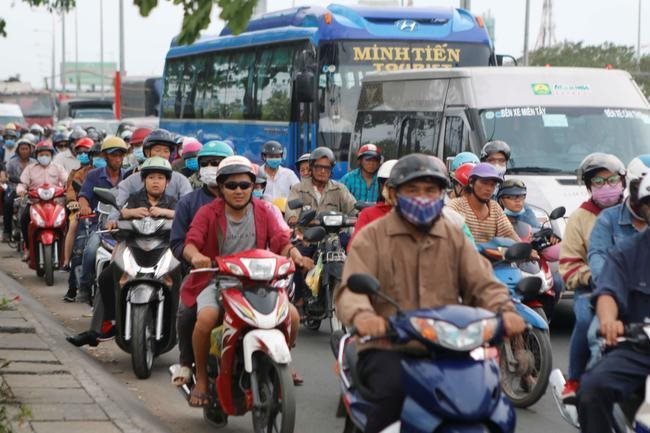 HCMC to pilot motorcycle emissions inspections next year