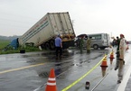 Xe container tông xe khách biến dạng phần đầu, 3 người chết ở Quảng Ngãi