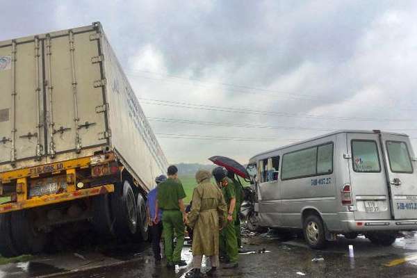 Nguyên nhân xe khách bị tông ở Quảng Ngãi, tài xế và 2 nhà sư tử vong