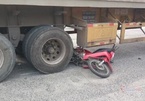 Xe máy chạy nhầm đường, đôi vợ chồng kẹt cứng dưới gầm container
