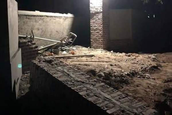 Cổng nhà sập đè chết 2 người ở Quảng Ninh