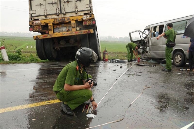 Three die, 10 injured in Quang Ngai road accident