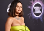 Selena Gomez diện váy tôn vòng 1 tại lễ trao giải American Music Awards 2019