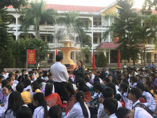 Tặng mũ bảo hiểm Honda cho học sinh Thanh Hóa