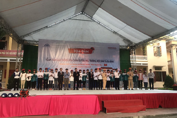 Tặng mũ bảo hiểm Honda cho học sinh Thanh Hóa