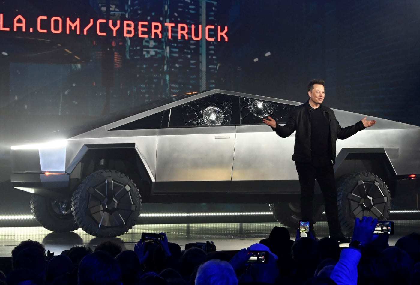 Xe bán tải \'siêu bền\' của tỷ phú Elon Musk bị dân mạng chế ảnh ...
