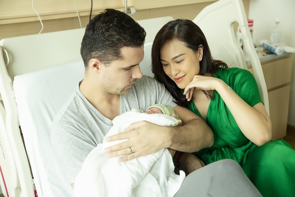 Chồng Tây một tay chăm Phương Mai và con trai mới sinh