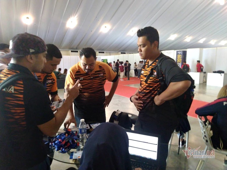 Sắp ra sân thi đấu, U22 Malaysia vẫn chưa có thẻ VĐV