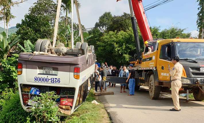 Tránh xe tải, xe khách bẻ lái rơi xuống sông, 3 người đi cấp cứu