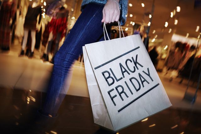 Chỉ có ở Việt Nam, hàng bánh vỉa hè tưng bừng Black Friday