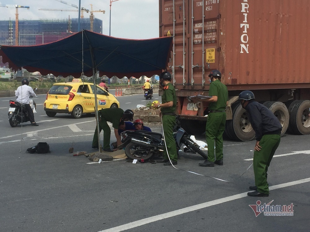 Chồng ngây dại bên xác con thơ, vợ bị xe container cán nát chân