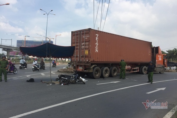 Chồng ngây dại bên xác con thơ, vợ bị xe container cán nát chân