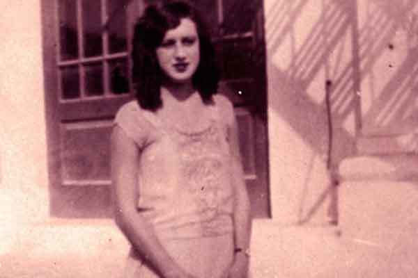 Yêu mù quáng, bác sĩ Đức khiêu vũ với người chết suốt đêm