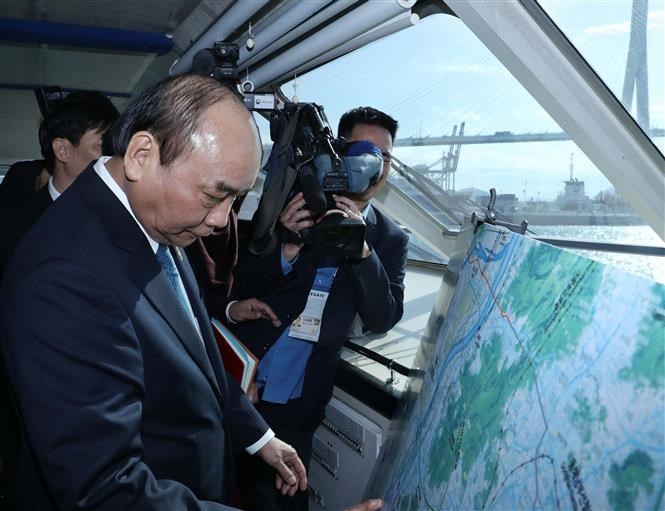Prime Minister Nguyen Xuan Phuc visits Busan port